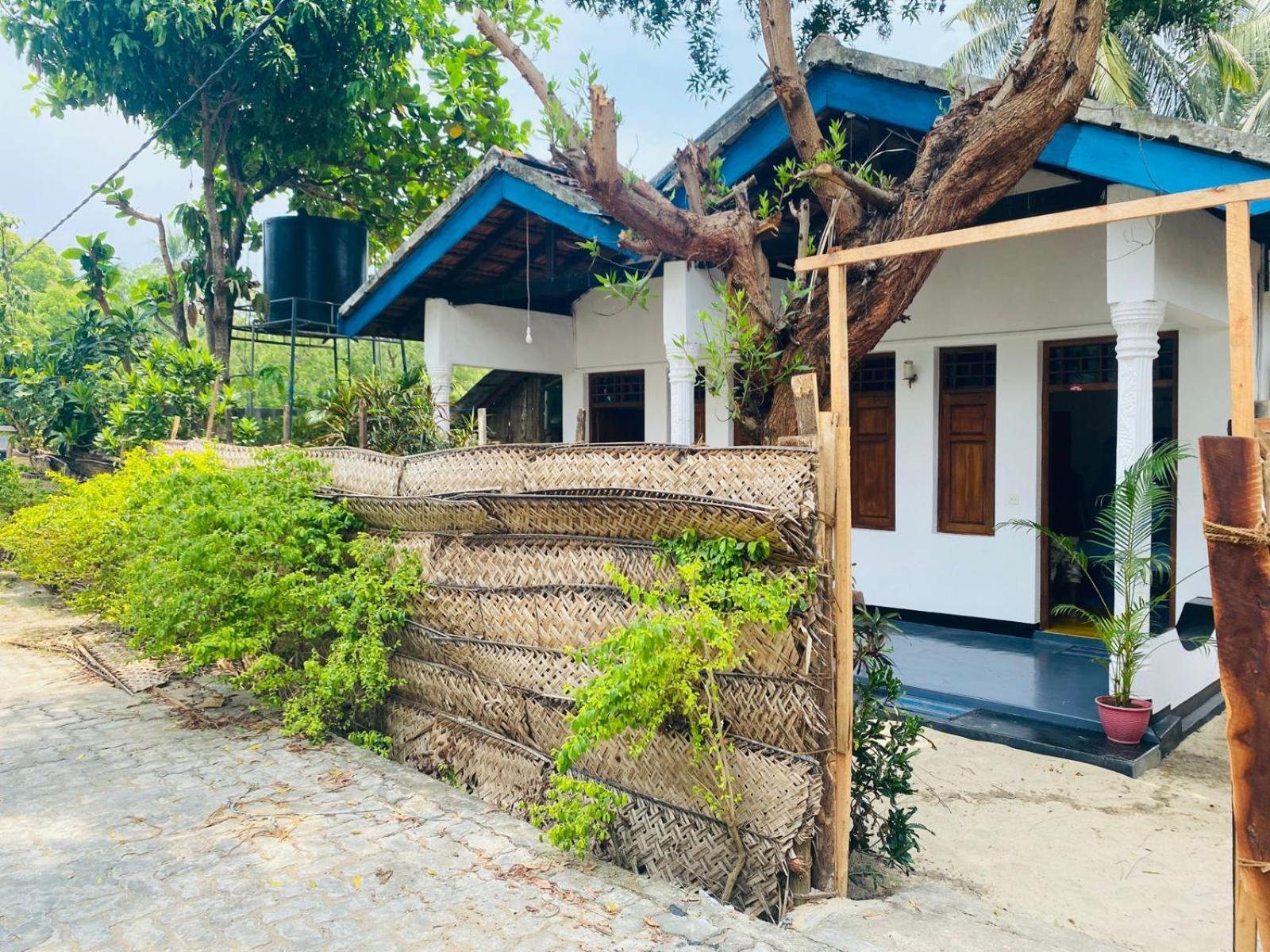Aaliya Bay Hotel อารูกัมเบย์ ภายนอก รูปภาพ